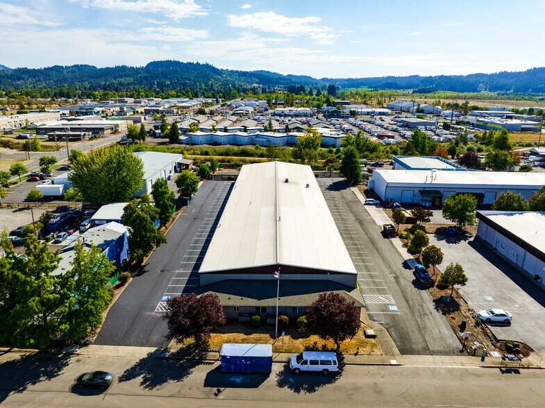 4216 W 7th Ave, Eugene, OR à louer - Photo du bâtiment - Image 3 de 5