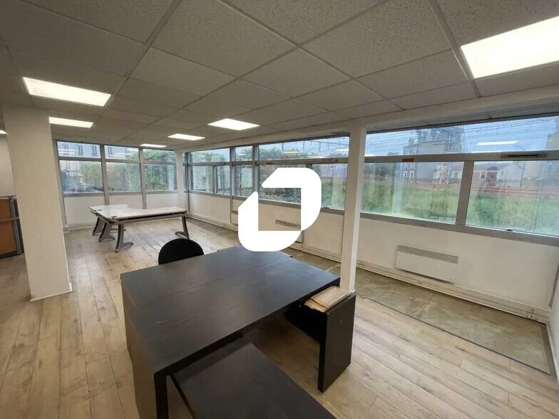 Office in Vitry-sur-Seine for lease - Building Photo - Image 2 of 7