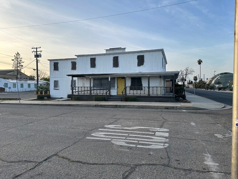 53 E Cleveland Ave, Porterville, CA à louer - Photo du bâtiment - Image 2 de 5