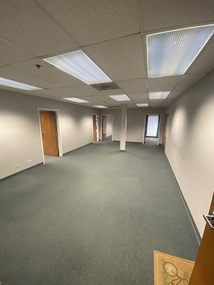 9930 Derby Ln, Westchester, IL for lease - Interior Photo - Image 2 of 2