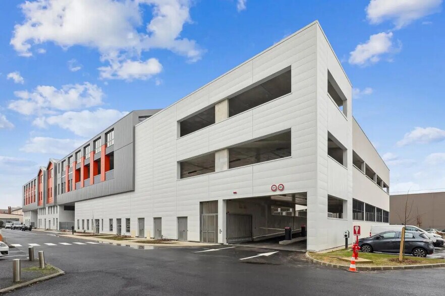 Bureau dans Nanterre à louer - Photo du bâtiment - Image 2 de 10
