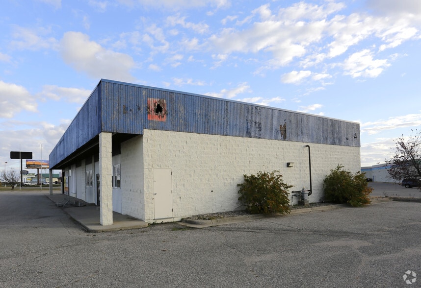 1901 W Lincoln Ave, Fergus Falls, MN à vendre - Photo du bâtiment - Image 2 de 11
