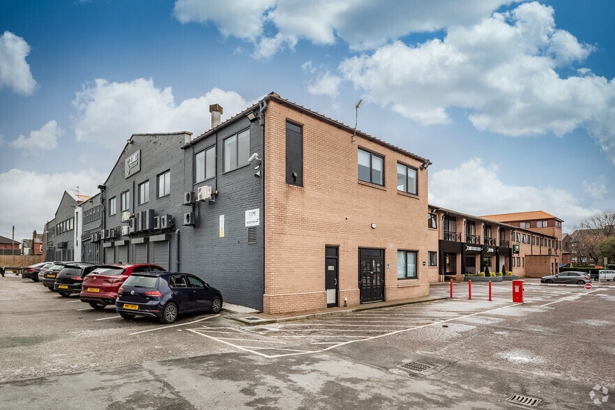 Wilderspool Causeway, Warrington for lease - Building Photo - Image 3 of 4