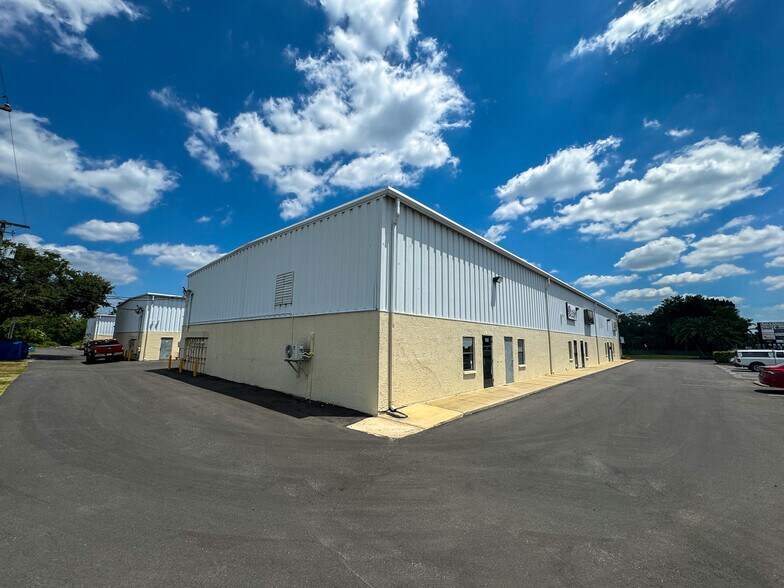 5555 W Linebaugh Ave, Tampa, FL à louer - Photo du bâtiment - Image 3 de 8