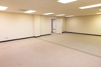 500 W Friendly Ave, Greensboro, NC for lease Interior Photo- Image 1 of 10