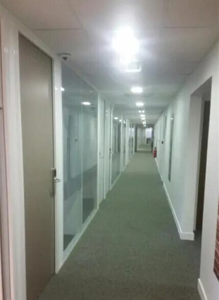 Coworking Space in Montigny-le-Bretonneux for lease - Building Photo - Image 2 of 8