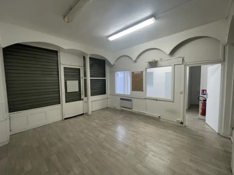 Retail in Paris for lease - Interior Photo - Image 3 of 4