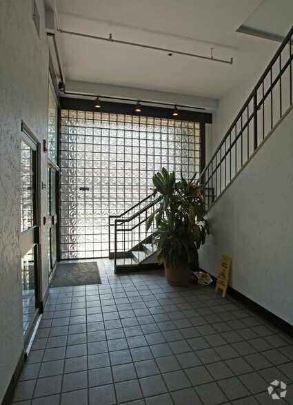 606 Virginia St E, Charleston, WV à louer - Hall d’entrée - Image 3 de 4