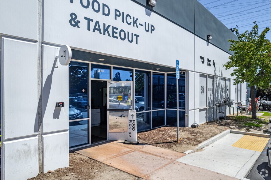 1560 S Lewis St, Anaheim, CA à louer - Photo du bâtiment - Image 3 de 20