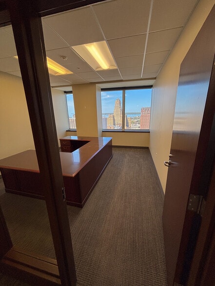 10 Lafayette Sq, Buffalo, NY for lease - Interior Photo - Image 2 of 17
