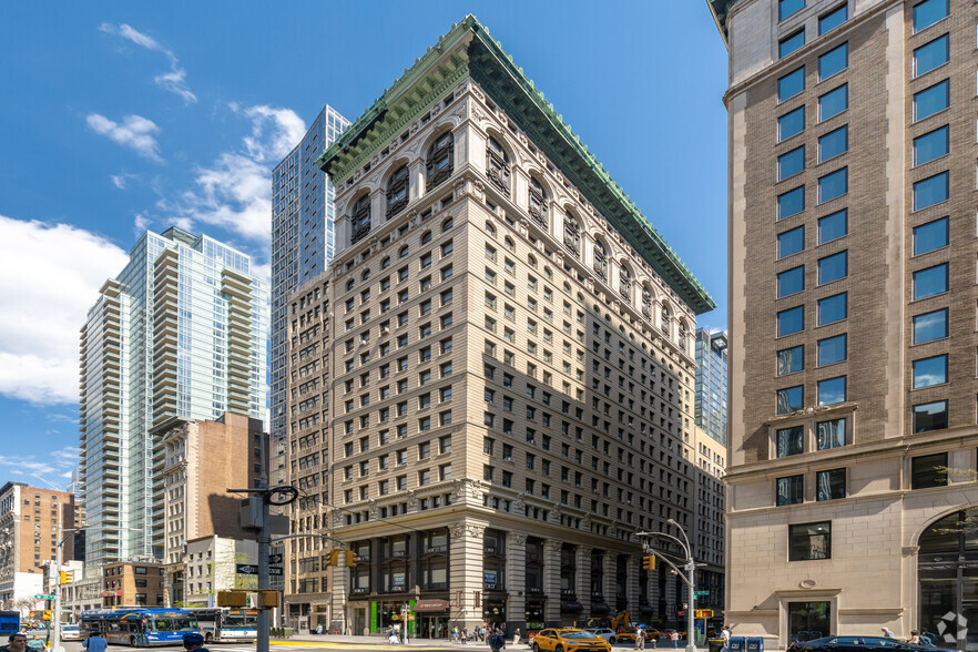 303-305 Fifth Ave, New York, NY for lease - Building Photo - Image 1 of 7