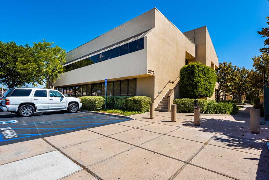 2070 N Tustin Ave, Santa Ana, CA à vendre - Photo du bâtiment - Image 3 de 24
