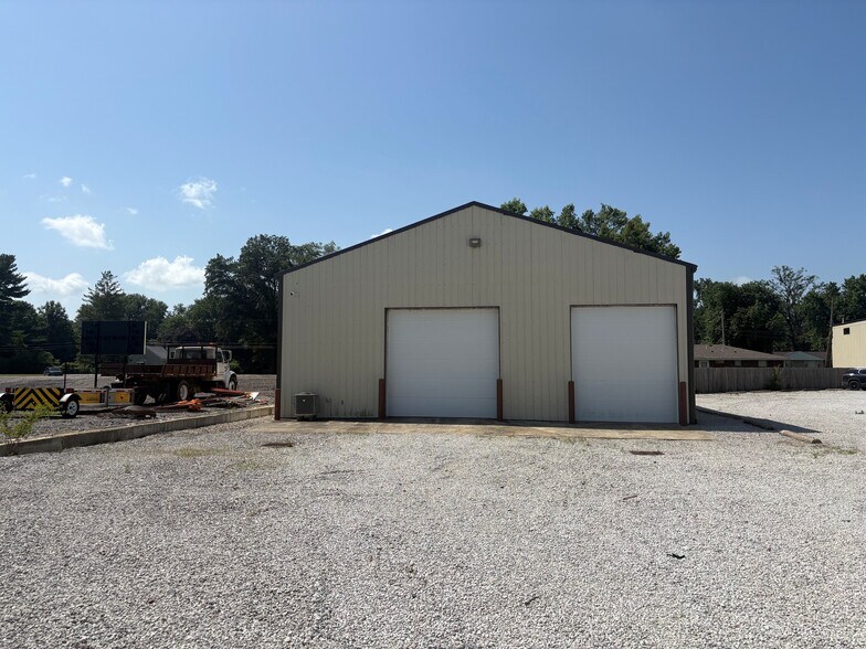 1698 E Davis Dr, Terre Haute, IN à louer - Photo du bâtiment - Image 2 de 12