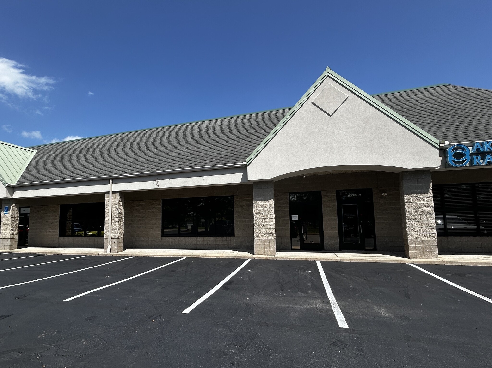22180 Pontiac Trl, South Lyon, MI for lease Interior Photo- Image 1 of 3