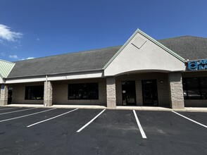 22180 Pontiac Trl, South Lyon, MI for lease Interior Photo- Image 1 of 3