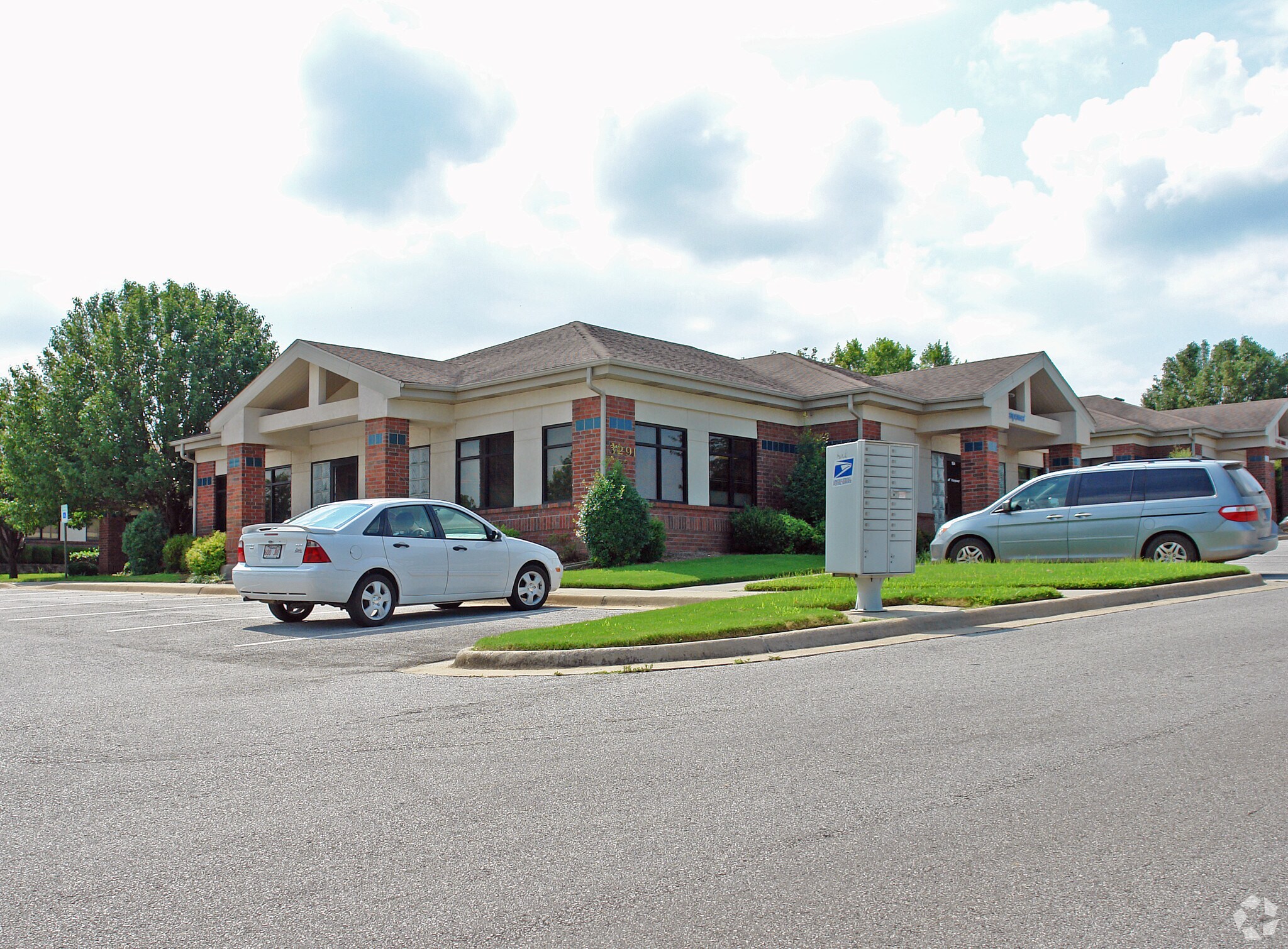 3291 S Thompson St, Springdale, AR for lease Primary Photo- Image 1 of 3