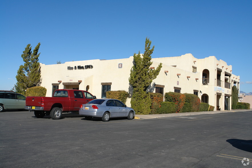 1065 S Main, Las Cruces, NM for lease - Primary Photo - Image 1 of 5