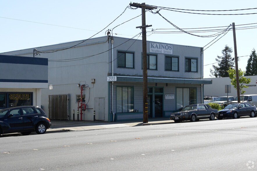 2565-2569 Middlefield Rd, Redwood City, CA à louer - Photo du bâtiment - Image 3 de 13