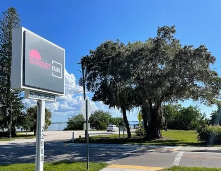 22968 Bayshore Rd, Port Charlotte, FL à vendre - Photo du bâtiment - Image 2 de 17