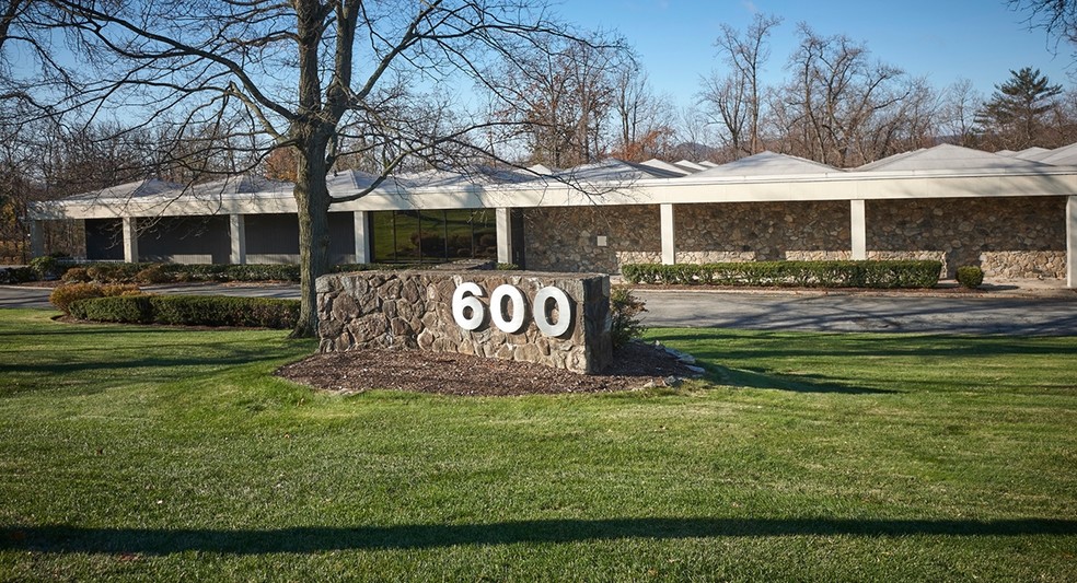 600 Albany Post Rd, Briarcliff Manor, NY à vendre - Photo principale - Image 1 de 1