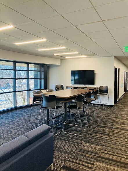 16647 Chesterfield Grove Rd, Chesterfield, MO for lease - Interior Photo - Image 2 of 2