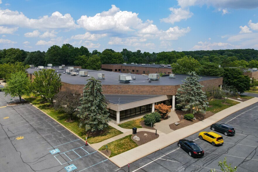 1560 Valley Center Pky, Bethlehem, PA à louer - Photo du bâtiment - Image 2 de 4