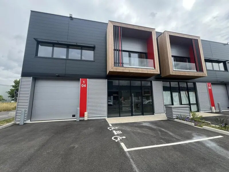 Flex in Éragny for lease Building Photo- Image 1 of 11