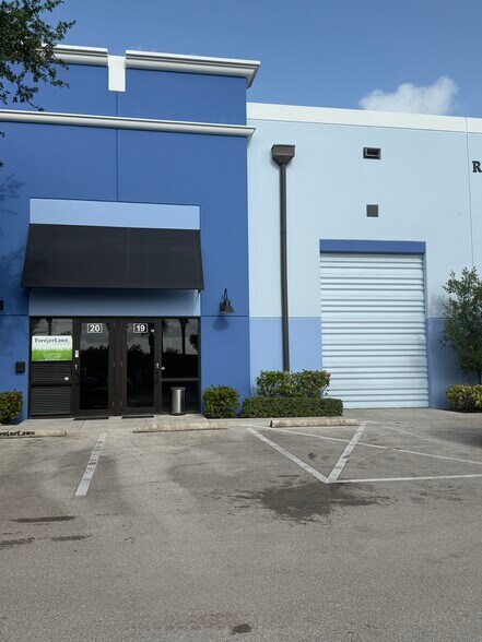 342 Pike Rd, West Palm Beach, FL à louer - Photo du bâtiment - Image 1 de 6