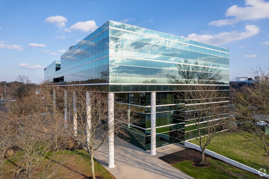 1000 Atrium Way, Mount Laurel, NJ à louer - Photo du bâtiment - Image 2 de 6