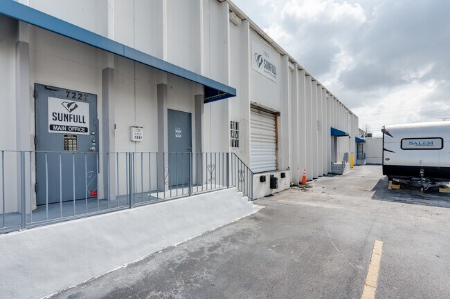 Plus de détails pour 3300-3390 NW 72nd Ave, Miami, FL - Industriel à louer