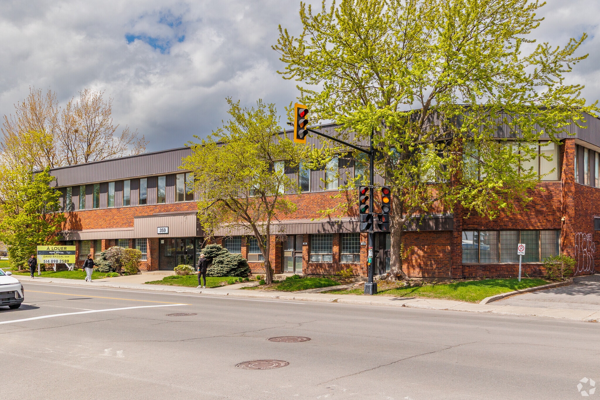 355-379 Av Sainte-Croix, Montréal, QC à louer Photo principale- Image 1 de 7
