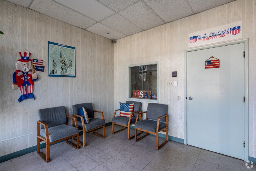 2 Commerce Dr, Cranford, NJ à louer - Hall d’entrée - Image 3 de 5