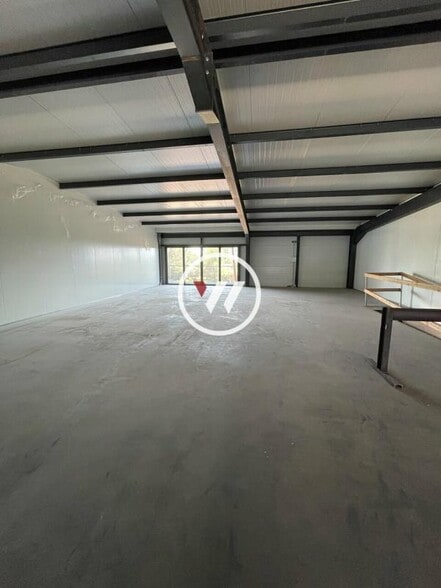 Flex in Signes for lease - Interior Photo - Image 3 of 9