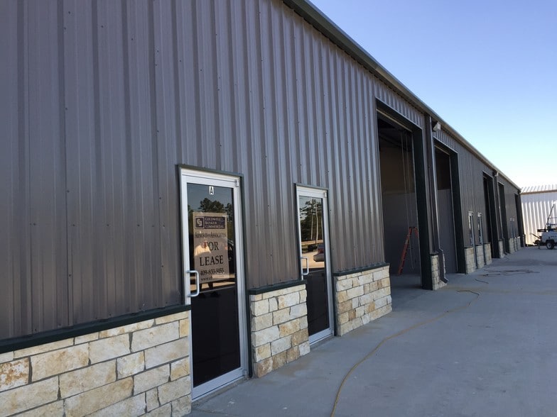 11075 Eastex Fwy, Beaumont, TX for lease - Primary Photo - Image 2 of 9