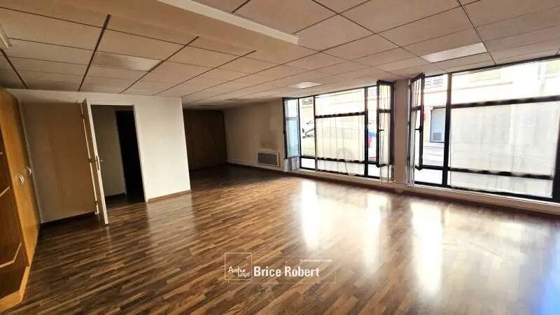 Office in Lyon for lease - Building Photo - Image 2 of 6