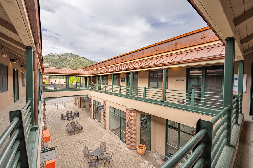 360 East Avenue North, Ketchum, ID à vendre - Photo du bâtiment - Image 3 de 8