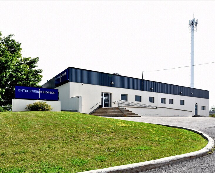 2300 Stevenage Dr, Ottawa, ON à louer - Photo du bâtiment - Image 1 de 2