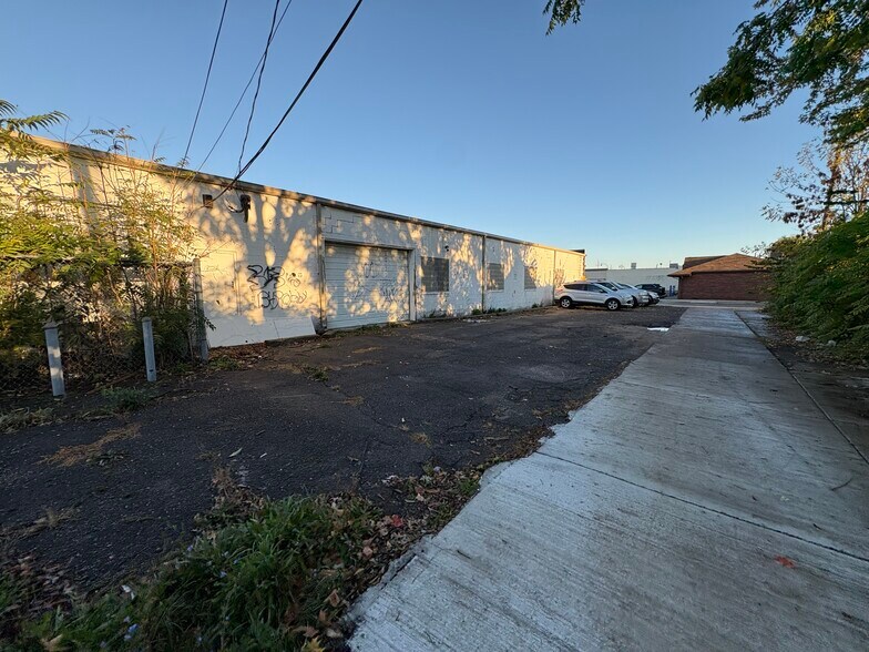 2405 Fort St, Lincoln Park, MI à vendre - Photo du bâtiment - Image 3 de 3