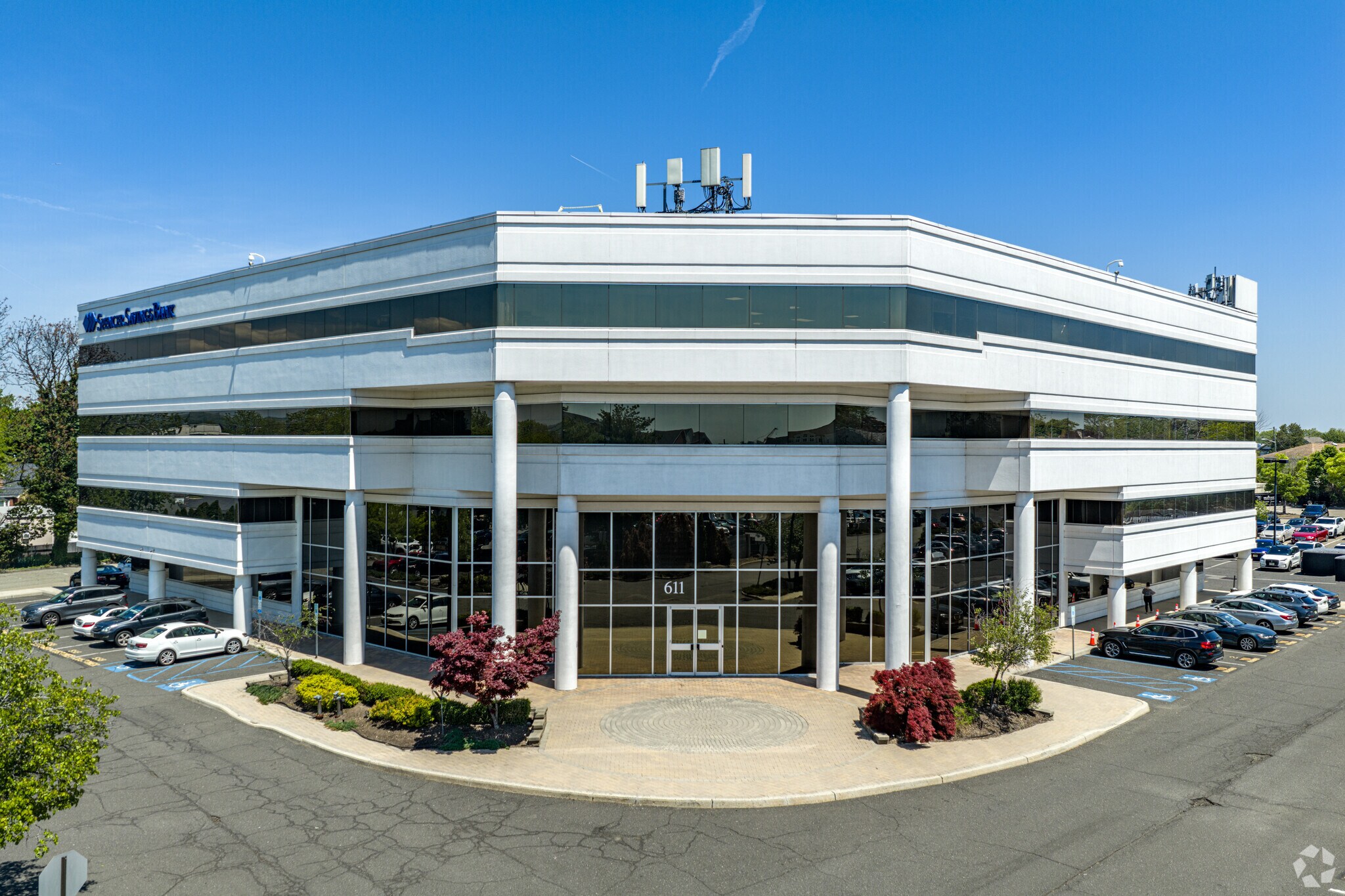 611 River Dr, Elmwood Park, NJ à vendre Photo du bâtiment- Image 1 de 36