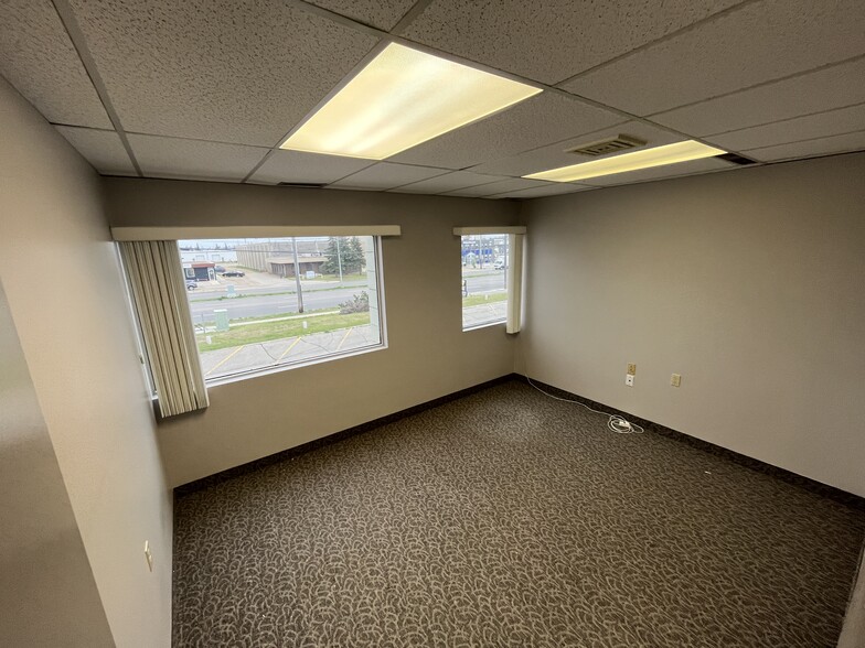 9750-9766 51st Ave NW, Edmonton, AB for lease - Interior Photo - Image 2 of 3