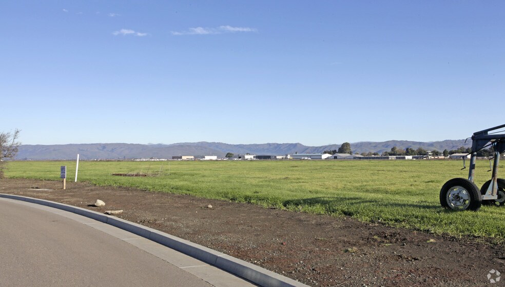 1710 Airway Dr, Hollister, CA à vendre - Photo du bâtiment - Image 2 de 4