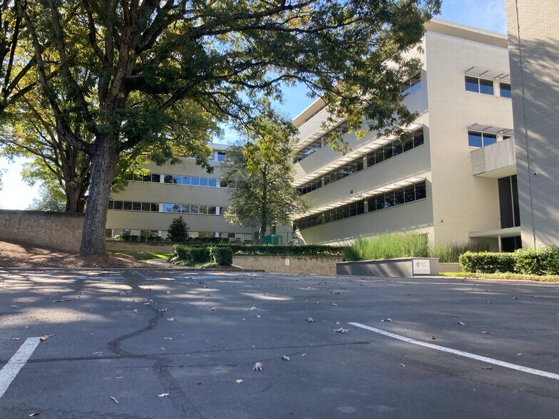 2000 Wade Hampton Blvd, Greenville, SC à vendre - Photo du bâtiment - Image 2 de 10