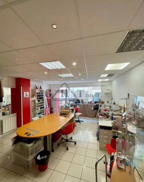 Retail in Melun for sale - Interior Photo - Image 1 of 2