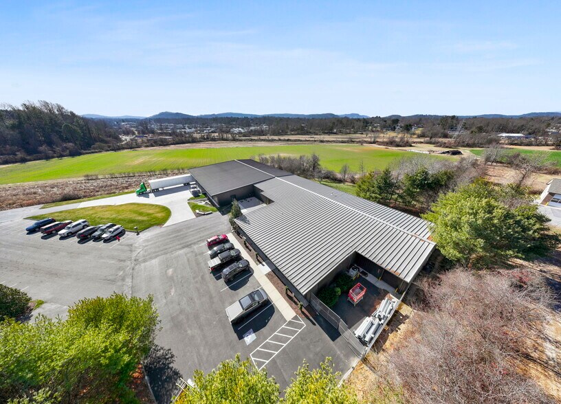 110 Commercial Blvd, Flat Rock, NC à vendre - Photo du bâtiment - Image 2 de 44