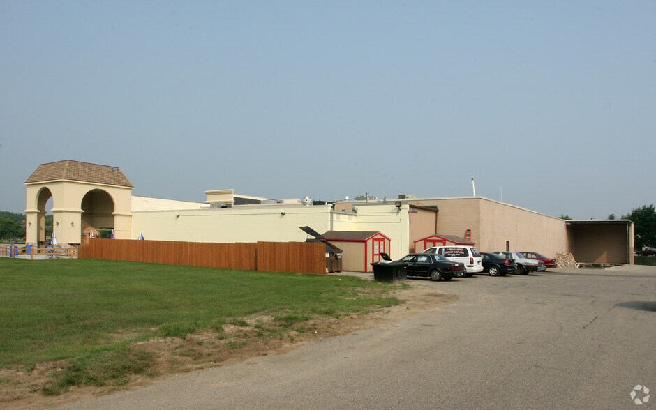 2040 Aurelius Rd, Holt, MI à louer - Photo du bâtiment - Image 3 de 9