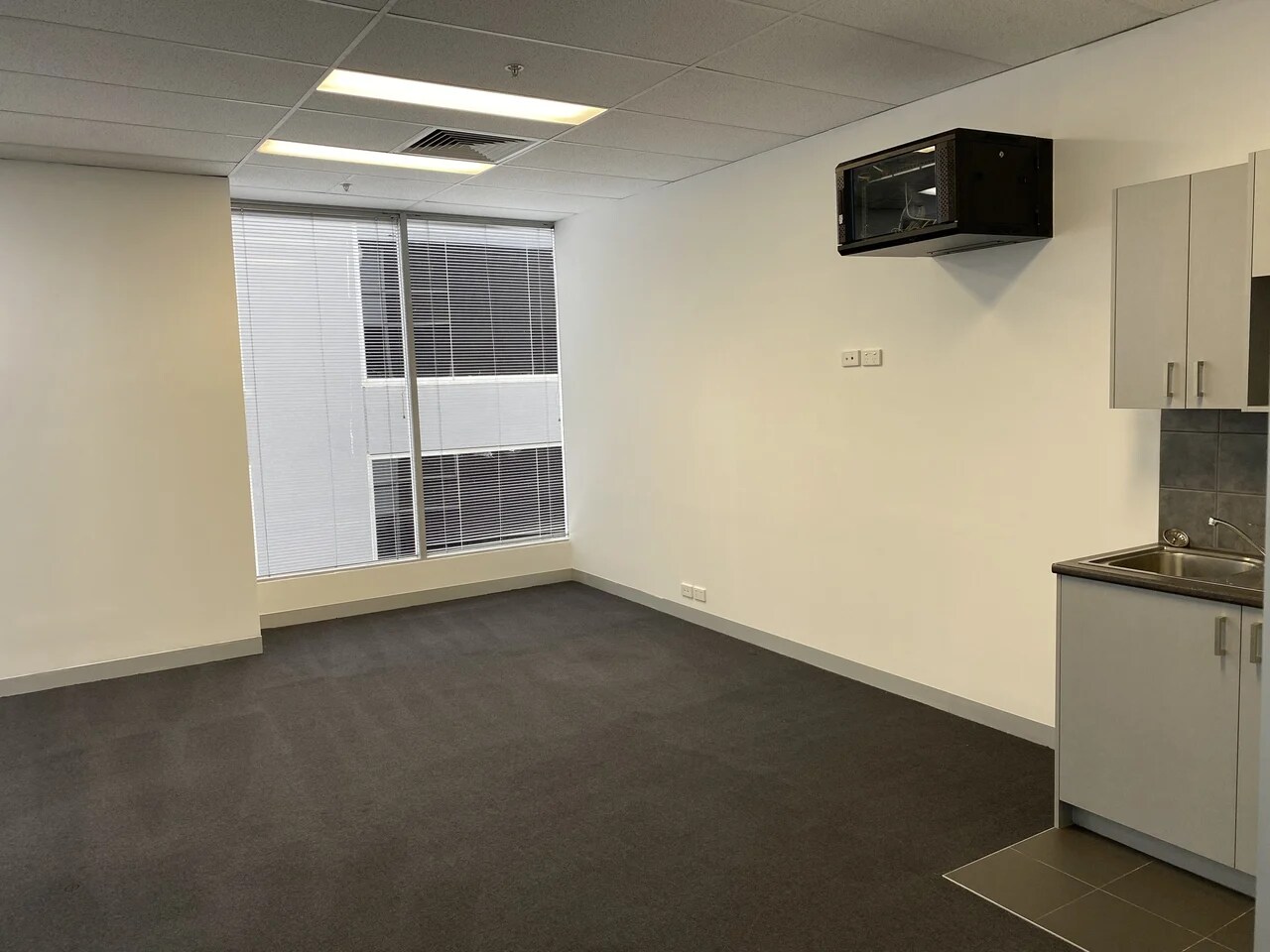 622 Ferntree Gully Road, Wheelers Hill for lease Interior Photo- Image 1 of 6