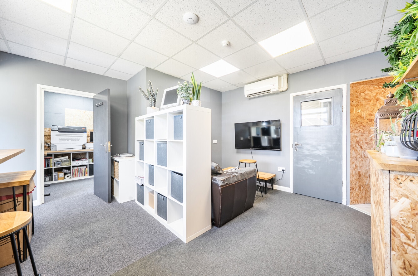 Turners Green, Wadhurst, ESX TN5 6TR - Unit 2 - - Interior Photo - Image 1 of 2