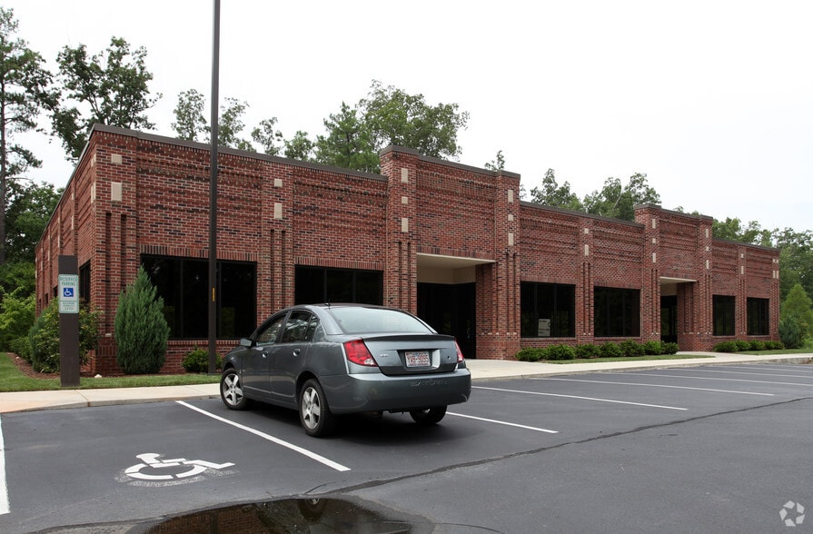 801 Cascade Pointe Ln, Cary, NC for lease - Building Photo - Image 1 of 17
