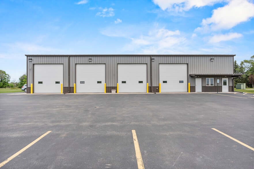 3160 Fernau ct, Oshkosh, WI for sale - Building Photo - Image 2 of 20