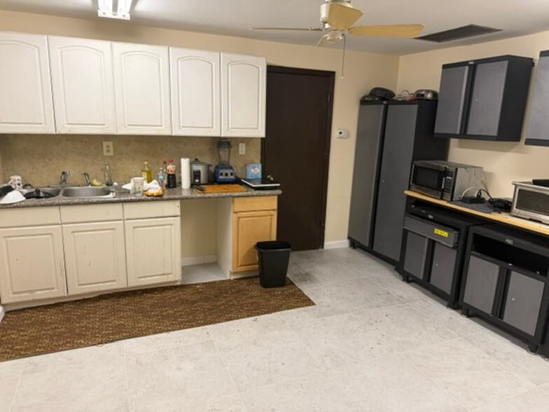1613 SE 15th Ter, Cape Coral, FL for lease - Building Photo - Image 3 of 18